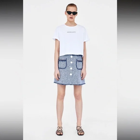 Mini skirt with button - Picture 1 of 1